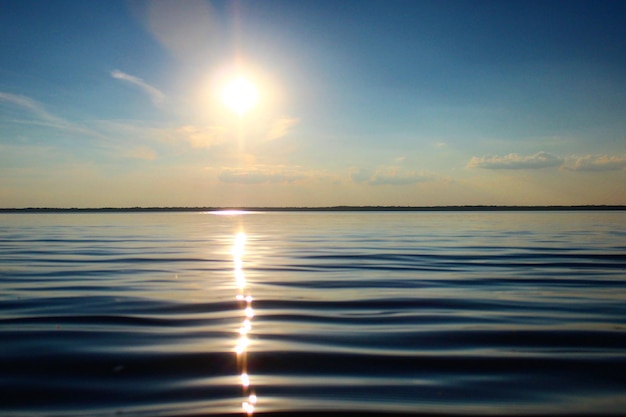 Photo scenic view of sea against sky during sunset