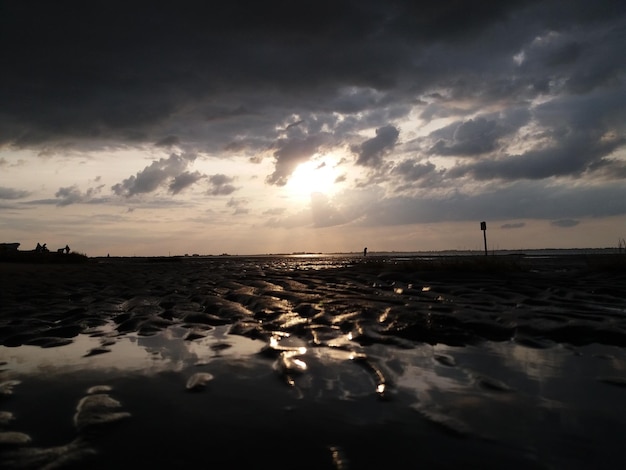 Photo scenic view of sea against sky during sunset