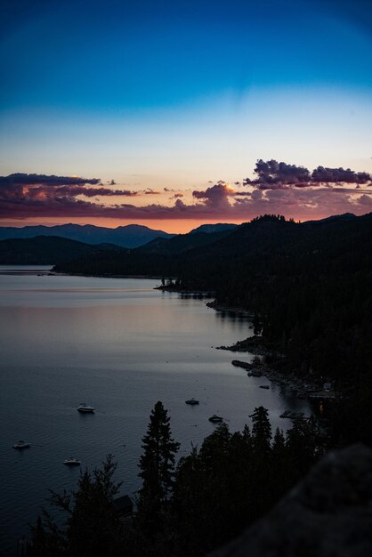 Photo scenic view of sea against sky during sunset