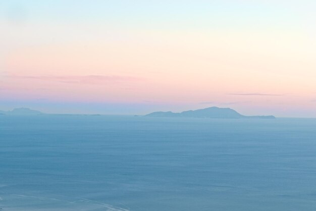 Photo scenic view of sea against sky during sunset