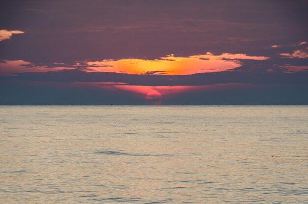 Photo scenic view of sea against sky during sunset