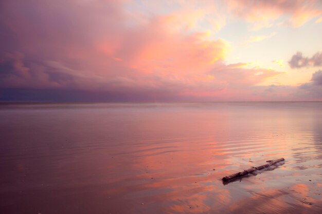 Photo scenic view of sea against sky during sunset