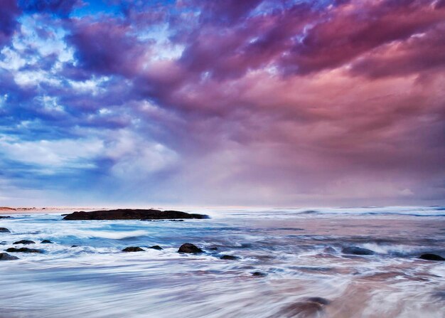 Photo scenic view of sea against sky during sunset