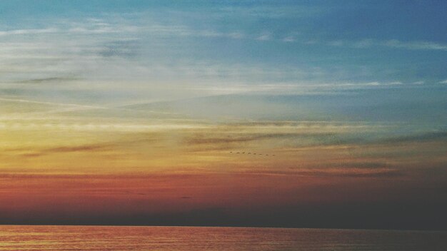 Photo scenic view of sea against sky during sunset