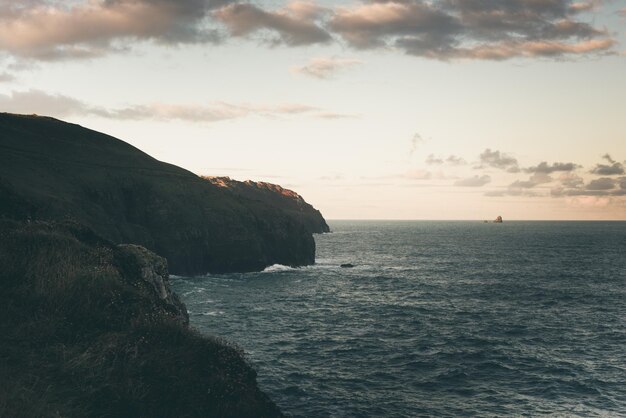 Photo scenic view of sea against sky during sunset