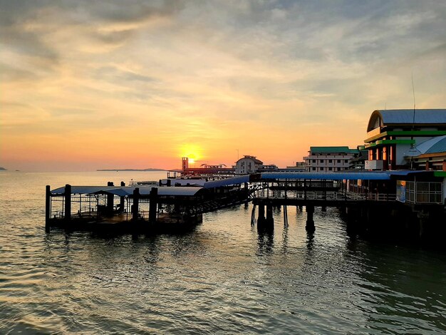 Foto vista panoramica del mare contro il cielo durante il tramonto