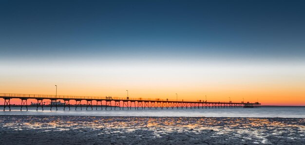 Photo scenic view of sea against sky during sunset