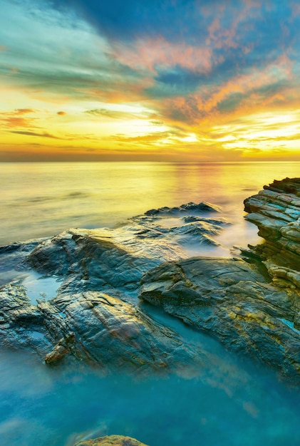 Photo scenic view of sea against sky during sunset