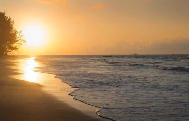 Photo scenic view of sea against sky during sunset