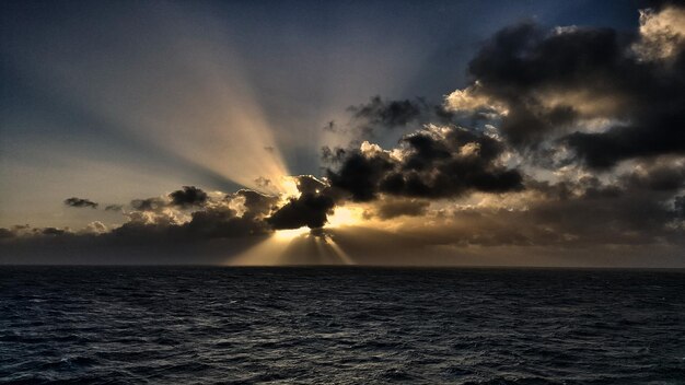Foto vista panoramica del mare contro il cielo durante il tramonto