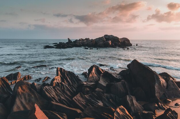 Photo scenic view of sea against sky during sunset