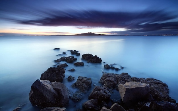 Photo scenic view of sea against sky during sunset