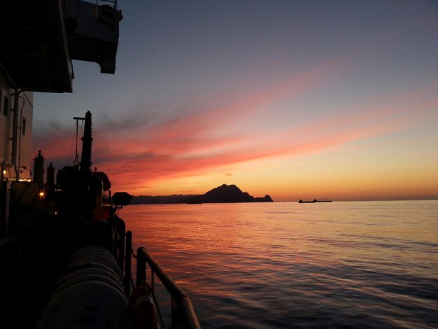 Photo scenic view of sea against sky during sunset