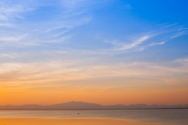 Photo scenic view of sea against sky during sunset