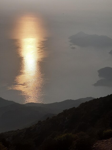 Photo scenic view of sea against sky during sunset