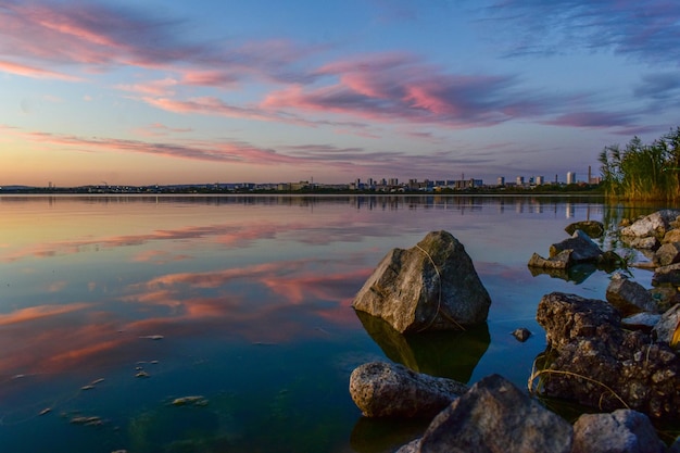 Photo scenic view of sea against sky during sunset