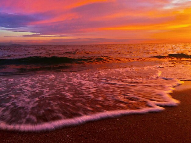 Photo scenic view of sea against sky during sunset