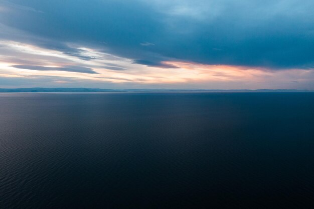 Photo scenic view of sea against sky during sunset