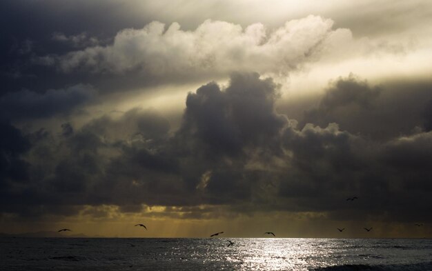 Photo scenic view of sea against sky during sunset