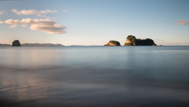 Photo scenic view of sea against sky during sunset