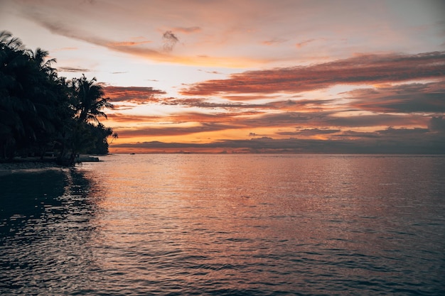 Photo scenic view of sea against sky during sunset