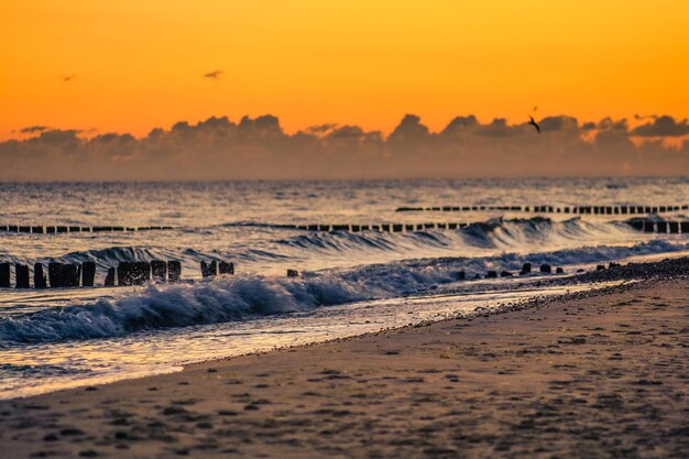 Photo scenic view of sea against sky during sunset