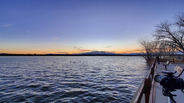 Photo scenic view of sea against sky during sunset