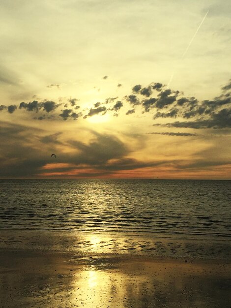 Photo scenic view of sea against sky during sunset