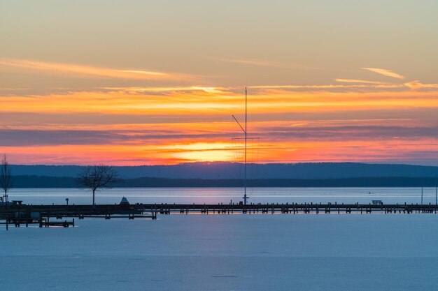 Photo scenic view of sea against sky during sunset