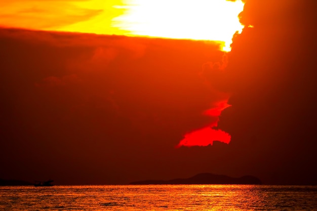 Foto vista panoramica del mare contro il cielo durante il tramonto