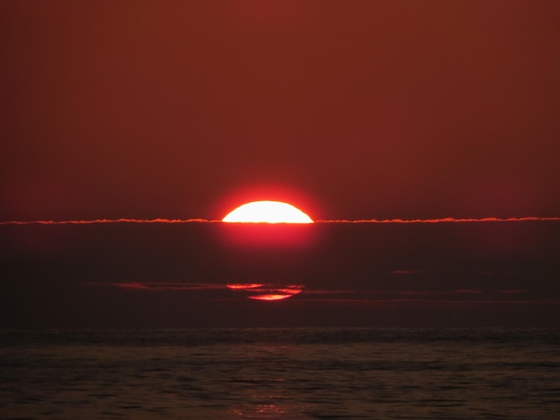 Photo scenic view of sea against sky during sunset