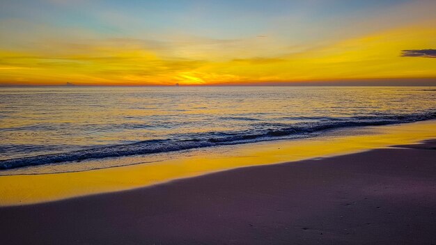 Photo scenic view of sea against sky during sunset