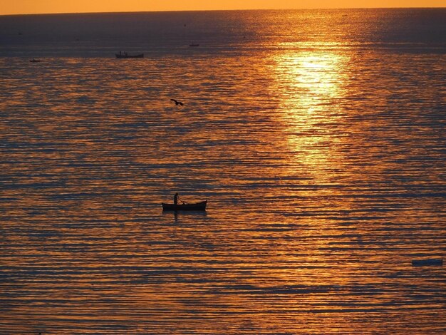 Foto vista panoramica del mare contro il cielo durante il tramonto