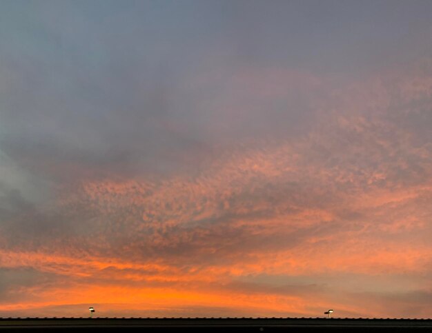 Photo scenic view of sea against sky during sunset