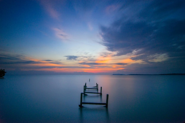 Photo scenic view of sea against sky during sunset