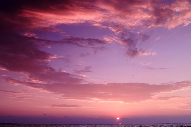 Vista panoramica del mare contro il cielo durante il tramonto