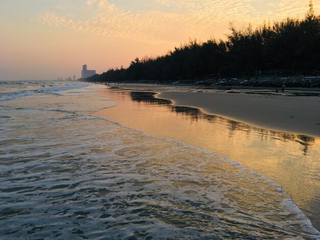 Photo scenic view of sea against sky during sunset