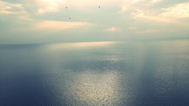 Photo scenic view of sea against sky during sunset