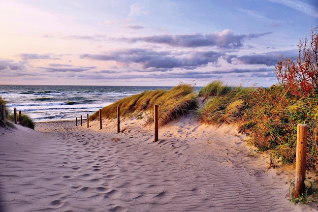 Photo scenic view of sea against sky during sunset