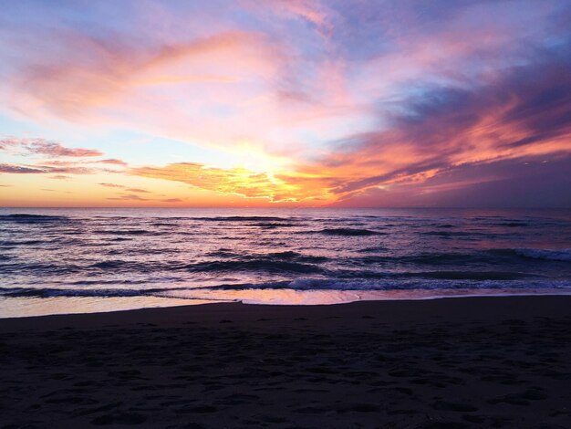 Photo scenic view of sea against sky during sunset