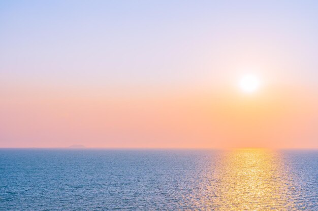 Photo scenic view of sea against sky during sunset