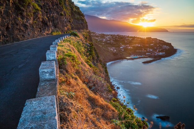 Photo scenic view of sea against sky during sunset