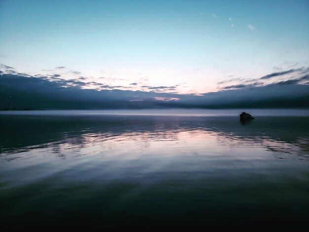 Foto vista panoramica del mare contro il cielo durante il tramonto