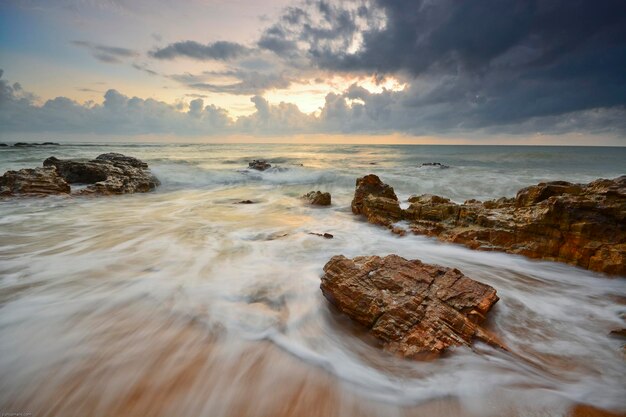 Photo scenic view of sea against sky during sunset