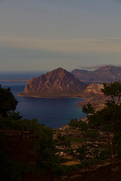 Photo scenic view of sea against sky during sunset