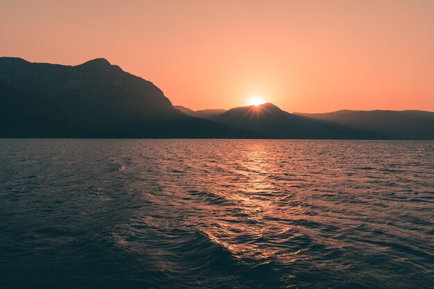 Photo scenic view of sea against sky during sunset