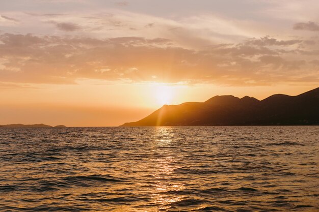 Photo scenic view of sea against sky during sunset