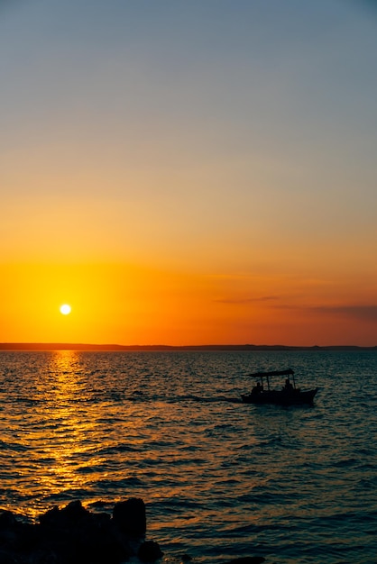 Photo scenic view of sea against sky during sunset