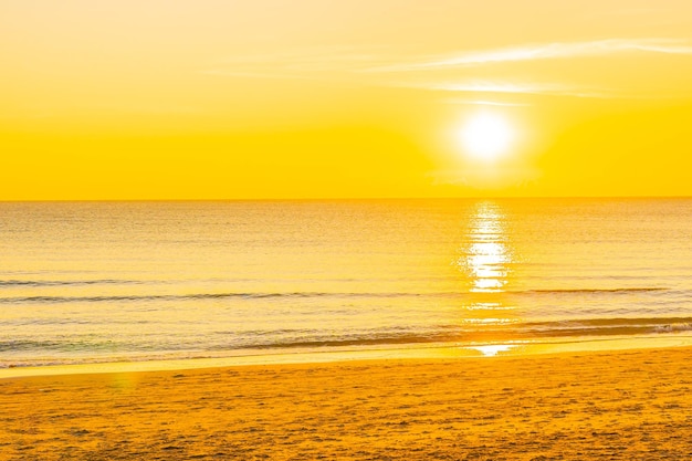 Photo scenic view of sea against sky during sunset