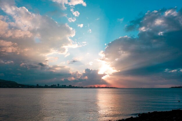 Photo scenic view of sea against sky during sunset